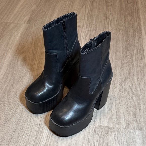 Urban Outfitters Platform Boots - Picture 2 of 5